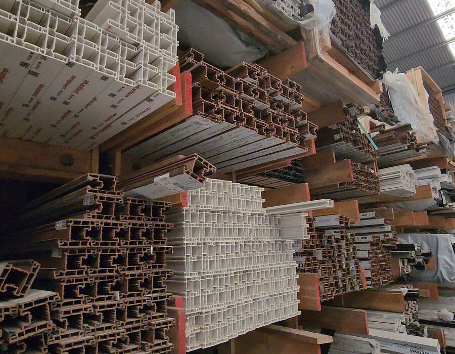 Stock de perfiles PVC en planta Welthaus Grupo Alumia