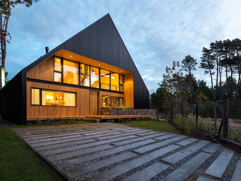 Casa CMMY fachada exterior nocturna con ventanas PVC Welthaus. Foto Diego Medina