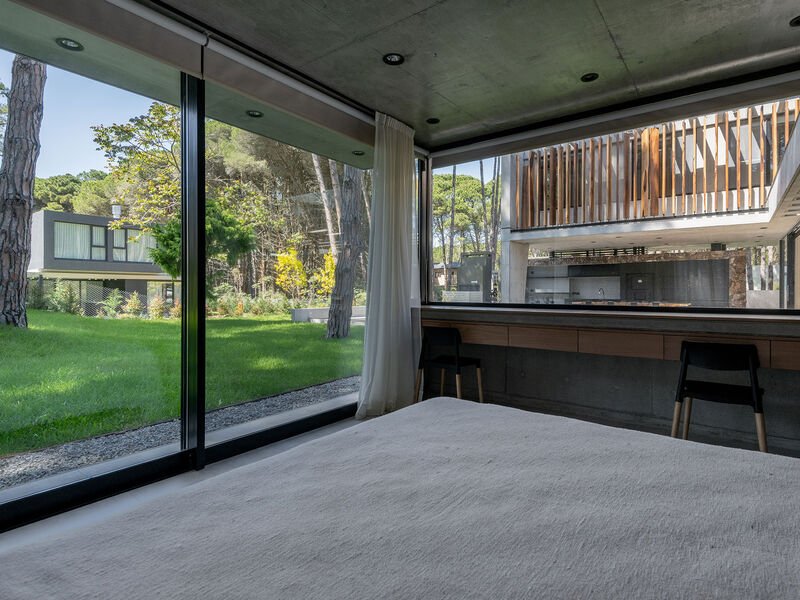 Casa Travesia interior con ventanas PVC corredizas y doble vidriado